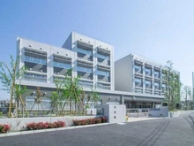 【東京都/世田谷区若林】グランドメゾン三軒茶屋プレイス 区立世田谷中学校（現地より約1,050m）