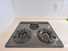 【東京都/世田谷区三軒茶屋】レグノ・スイート三軒茶屋 キッチン：三口コンロ