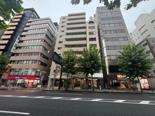 【東京都/新宿区新宿】ライオンズマンション御苑前 外観：写真中央