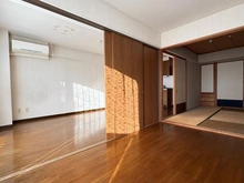 【神奈川県/横浜市鶴見区栄町通】アーバンヒルズ鶴見 洋室：右奥：和室
左奥：リビング