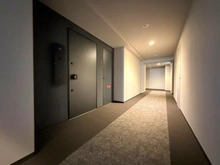 【神奈川県/川崎市川崎区本町】プライムスタイル川崎 玄関：ホテルライクな内廊下