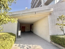 【神奈川県/横浜市鶴見区鶴見中央】オーベルグランディオ横浜鶴見 コンフォートテラス アプローチ：サブエントランス