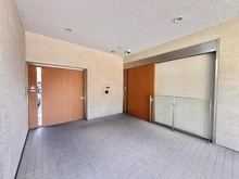 【神奈川県/横浜市鶴見区鶴見中央】オーベルグランディオ横浜鶴見 コンフォートテラス サブエントランス