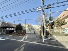 【神奈川県/横浜市鶴見区鶴見中央】オーベルグランディオ横浜鶴見 コンフォートテラス 横浜市立鶴見小学校（現地より約450m）