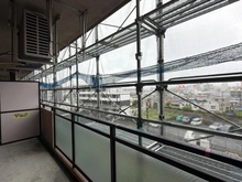 【神奈川県/横浜市鶴見区尻手】グリーンコーポ川崎ニューシティスクウェア バルコニー：外観大規模修繕工事中