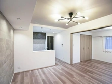 【神奈川県/川崎市川崎区港町】グランイーグル川崎東II リビング・ダイニング：（右）洋室