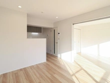 【神奈川県/横浜市鶴見区矢向】メゾン矢向 リビング・ダイニング：右奥：洋室