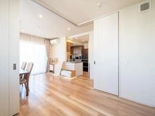 【神奈川県/横浜市神奈川区神奈川】プラウド東神奈川 洋室約5.0帖からリビングダイニング望む