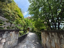 【大阪府/吹田市山田東】グランドメゾン万博公園南 アプローチ
