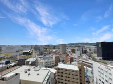 【大阪府/高槻市上田辺町】ローレルアイ高槻 敷地内：共用部側の廊下から撮影した眺望