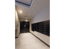 【大阪府/枚方市大垣内町】レジデンシャル枚方 共用部：メールコーナーです。宅配ボックスあり。
