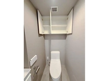 【大阪府/枚方市大垣内町】レジデンシャル枚方 トイレ：トイレ上部に収納がございます。