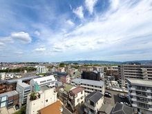 【大阪府/枚方市大垣内町】レジデンシャル枚方 眺望：リビング・ダイニング横のバルコニーからの眺望（南側）
