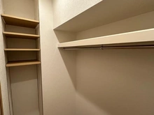 【大阪府/高槻市古曽部町】レオ高槻 収納：約5.8帖の洋室にあるウォークインクローゼット