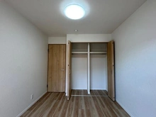 【大阪府/高槻市古曽部町】レオ高槻 洋室：約6.0帖、収納あり