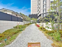 【大阪府/高槻市天神町】グランレ・ジェイド高槻天神 アプローチ