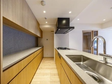 【東京都/新宿区南町】ディアパーク市ヶ谷南町 キッチン：背面にはカップボードを設置