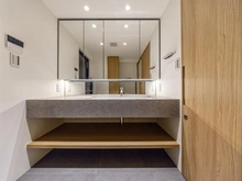 【東京都/新宿区南町】ディアパーク市ヶ谷南町 洗面所：下部はリネンスペース