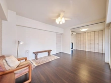 【東京都/杉並区今川】ロワ・ヴェール荻窪北A棟 リビング・ダイニング：右奥：洋室