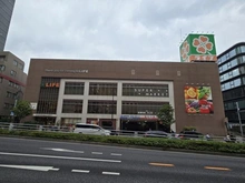 【東京都/中野区中央】ヒルズ中野坂上新都心グランステージ ライフ中野坂上店（現地より約400m）：徒歩5分
