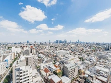 【東京都/中野区中野】ザ・パークハウス中野タワー 眺望：バルコニーから中野の街並みや新宿副都心を望む、開放感あふれる眺望が広がります。

