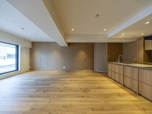 【東京都/新宿区南町】ディアパーク市ヶ谷南町 LDK：LDKの先にはルーフバルコニーが広がります