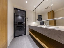 【東京都/新宿区南町】ディアパーク市ヶ谷南町 洗面所：前面は全て鏡仕様です