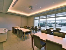 【東京都/中央区晴海】ザ・パークハウス晴海タワーズ ティアロレジデンス 共用施設：2階パーティフォーラム/窓の先にはプライベートルーフガーデンが広がります