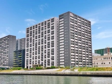 【東京都/中央区晴海】ザ・晴海レジデンス 外観：写真中央/対象住戸は朝潮運河沿い/建物左手は自走式駐車場棟