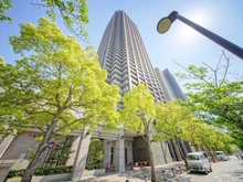【東京都/中央区晴海】晴海アイランドトリトンスクエアビュータワー 1号棟 外観：建物中央/地上50階建て地下2階のタワーマンション