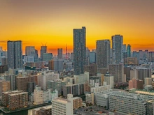 【東京都/中央区晴海】晴海アイランドトリトンスクエアビュータワー 1号棟 眺望：夕焼けに染まる都心ビュー。夜は煌めく東京パノラマ（ズームなし）