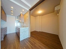 【東京都/豊島区東池袋】プラウドタワー東池袋 キッチン：（奥）洋室