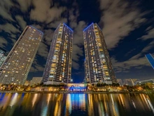 【東京都/中央区晴海】DEUX TOURS CANAL&SPA EAST ドゥトゥール 外観：左側：イーストタワー　右側：ウエストタワー