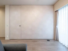 【東京都/府中市宮西町】プラウド府中グレイス 洋室：約5.0帖の洋室、ウォールドア閉じver.