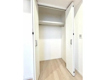 【東京都/渋谷区広尾】朝日広尾マンション 収納（洋室部分）