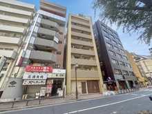 【東京都/大田区大森北】アイリス大森シティ 外観：中央の茶色の外観の建物です。