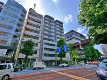 【東京都/港区西麻布】ファミール西麻布ベルファース 外観：画面向かって右から2番目の建物です