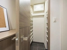 【東京都/新宿区西五軒町】クレヴィア神楽坂 収納：シューズインクローゼット