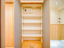 【東京都/新宿区北町】シャリエ神楽坂 玄関：収納