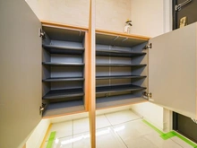 【東京都/新宿区北町】シャリエ神楽坂 玄関：収納