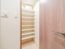 【東京都/文京区関口】クレヴィア文京関口 収納：シューズインクローゼット