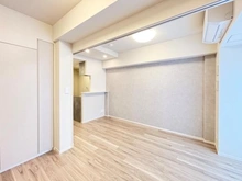 【東京都/新宿区山吹町】クレヴィア山吹神楽坂 リビング・ダイニング：写真左側は洋室です。