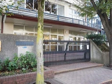 【東京都/新宿区払方町】パーク・ホームズ市ヶ谷 新宿区立牛込第三中学校（現地より約350m）