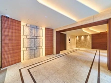 【東京都/新宿区弁天町】グレンドール新宿牛込柳町 エントランス：エントランスと風除室の2か所にオートロックがございます。