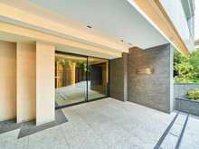 【東京都/新宿区弁天町】グレンドール新宿牛込柳町 エントランス：ハンズフリーで自動施錠可です。録画機能付カラーモニターで来客を確認できます。