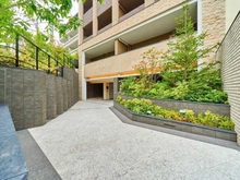 【東京都/新宿区弁天町】グレンドール新宿牛込柳町 エントランス：緑のあるマンションアプローチです。