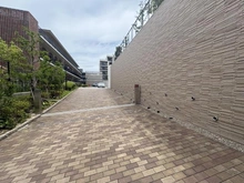 【兵庫県/芦屋市朝日ケ丘町】ライオンズ芦屋グランフォート 敷地内：駐車場入口