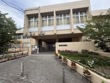 【兵庫県/芦屋市朝日ケ丘町】ライオンズ芦屋グランフォート 芦屋市立朝日ケ丘小学校（現地より約200m）