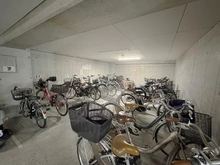 【大阪府/豊中市西泉丘】ハイロイヤル緑地公園パート2 A棟 駐輪場