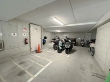 【大阪府/豊中市西泉丘】ハイロイヤル緑地公園パート2 A棟 バイク置き場